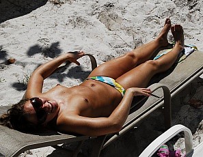 020712_naked_sunbathing_at_florida_beach_house