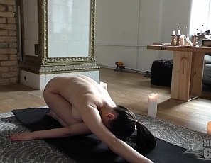 070617_hot_teen_with_perfect_tits_does_yoga_naked_next_to_candles_19yo_selena