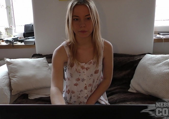 072717_hot_spinner_blonde_19yo_sarah_does_a_webcam_show_and_peeing_behind_the_scenes