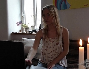 072717_hot_spinner_blonde_19yo_sarah_does_a_webcam_show_and_peeing_behind_the_scenes