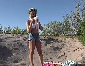 081716_hot_teen_candice_masturbating_out_in_the_open_on_a_public_beach