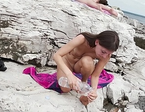 100522_hot_girl_rebeka_ruby_risky_public_masturbation_vacation_on_beach_friends_sunbathing_nude