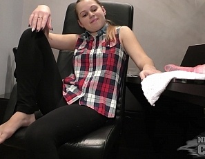 010516_new_girl_19yo_nika_o_masturbating_on_an_office_chair_with_a_thick_pink_dildo