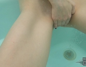 050622_blonde_spinner_poppy_underwater_masturbating_to_orgasm_with_closeups