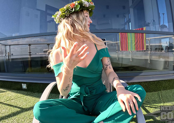 062326_gorgeous_blonde_sumer_solstice_midsummer_flower_model_luana_finger_masturbating_outdoors