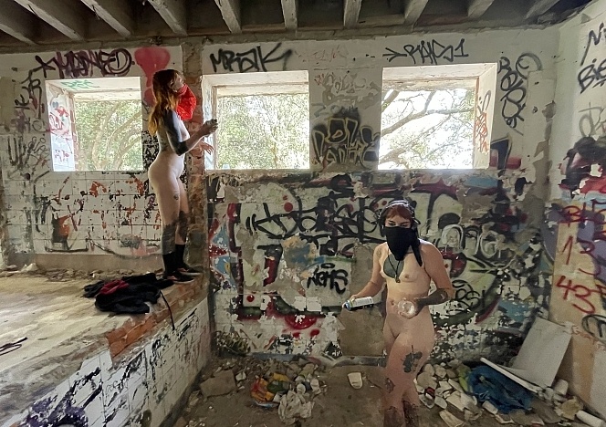 070622_risky_public_nudity_hot_naked_girls_graffiti_tagging