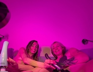 082126_brille_and_poppy_help_get_eachother_off_with_hitachi_vibrators
