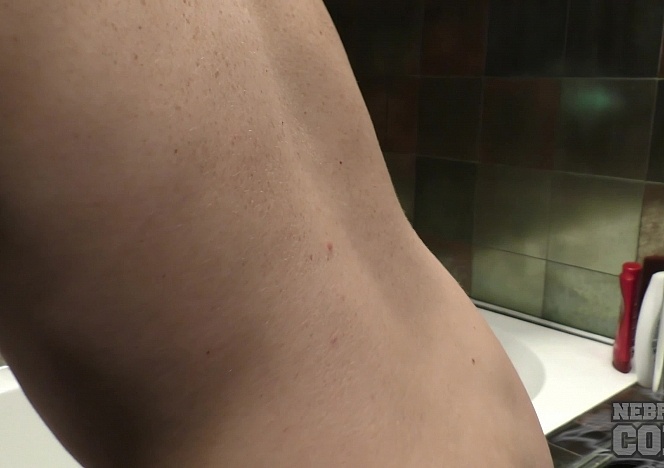 092616_hot_babe_roxy_masturabting_in_a_bath_tub_real_female_orgasm_and_closeups