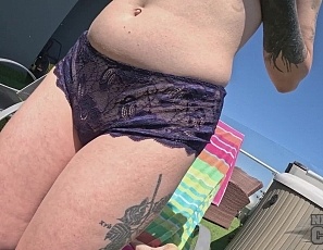 101525_tattoo_model_brille_masturbating_outdoors_oiled_up_and_fingering