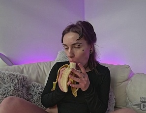 121025_ellah_masturbating_with_bananas